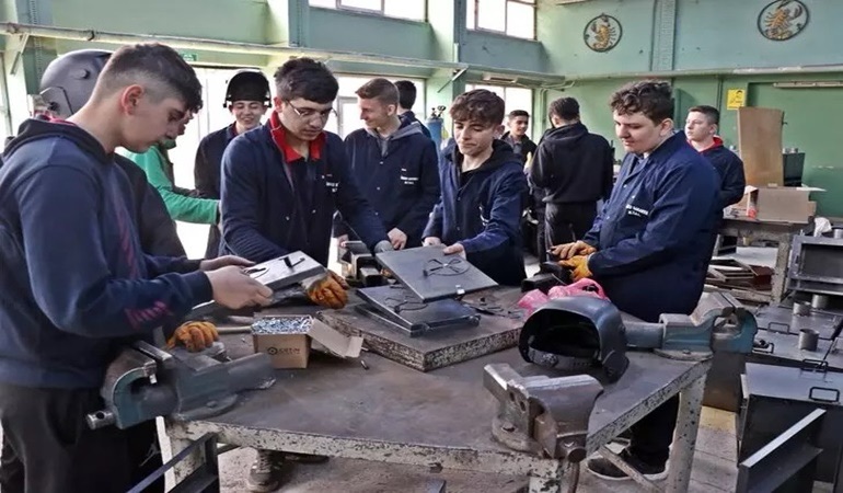 Mesleki eğitim atölyesinde uygulamalı eğitim yapan öğrenciler