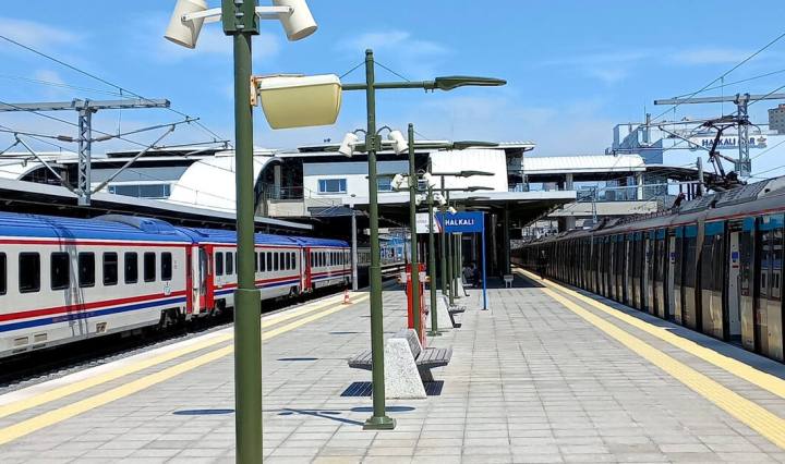 Halkalı Garı’nda Marmaray treni ve yolcu treni