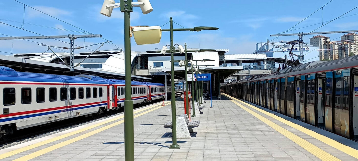 Halkalı Garı’nda Marmaray treni ve yolcu treni