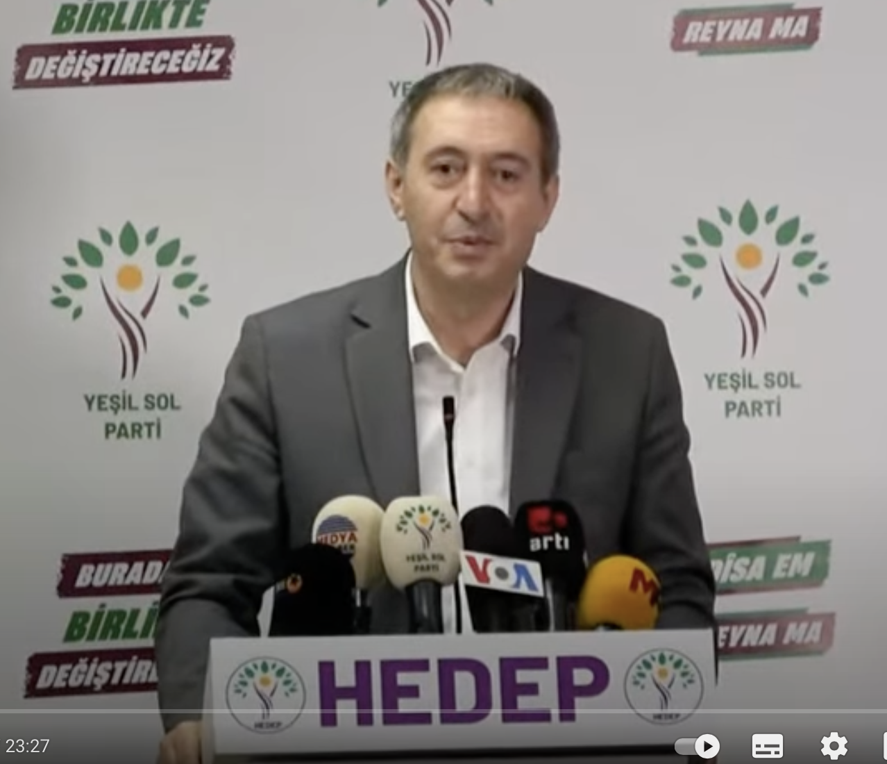 Tuncer Bakırhan'ın başı ve yüzü tamamen görünen portresi. 23 Ekim 2023. Fotoğraf: Halkların Demokratik Partisi, CC BY 3.0.