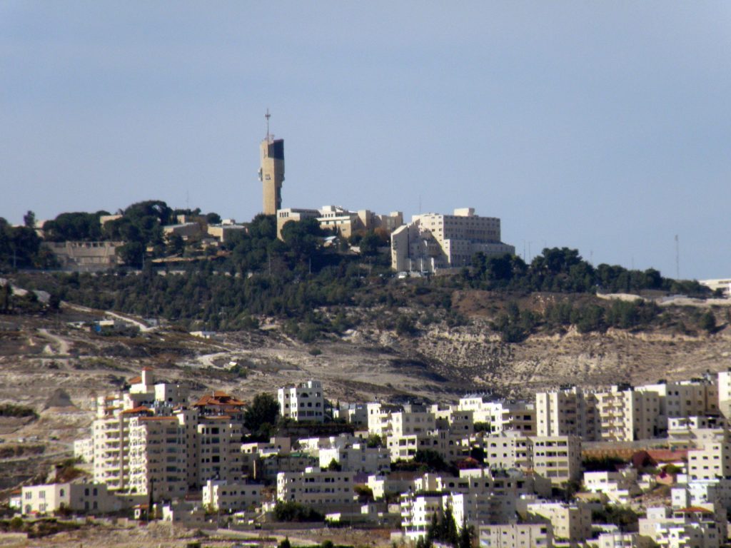 Ma'ale Adumim yönünden Mount Scopus ve A-Z'aim yerleşiminin panoramik görünümü