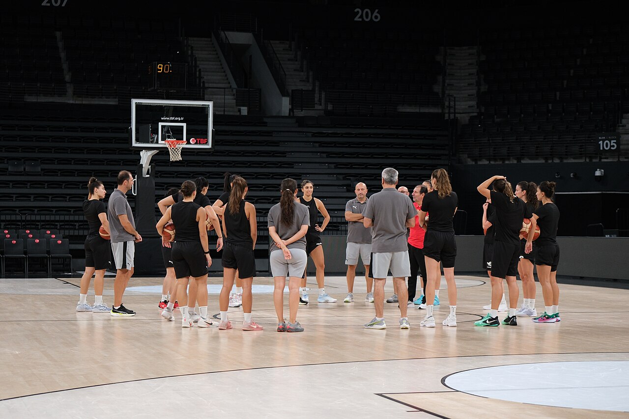 20 Ağustos 2026 basın toplantısında Türkiye Kadın Millî Basketbol Takımı
